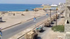 سارت قافلة من المركبات المدرعة في أحد شوارع مدينة المكلا الساحلية جنوب اليمن. 