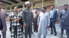 Gómìnà Seyi Makinde àti gómìnà Fintiri ń sọ̀rọ̀ nígbà tí àwọn èèyàn tó wà pẹ̀lú wọn ń wò wọ́n.