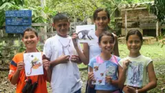 Crianças com desenhos de macacos-aranha-marrons