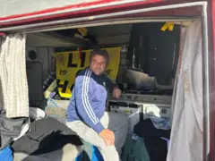 José Ignacio Ponce sentado no interior da van