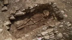 Timu hiyo hadi sasa imepata mifupa 41 iliyozikwa kwenye makaburi hayo