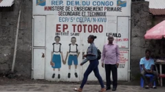 Abana barenga umuliyoni, ivyigwa vyabo birazingamitswe n'intambara, m'uburaruko bwa Kivu.