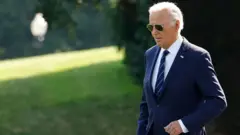 Hadalkiisa Axadii, Mr Biden waxa uu u mahad celiyay Ms Harris, isaga oo sheegay in ay tahay "qof si wanaagsan ula shaqeysay".