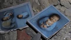 Фотографии ребенка среди развалин