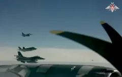 Um bombardeiro russo sendo seguido por aviões