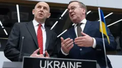 Міністр оборони Великої Британії  та Німеччини Джон Гілі та Борис Пісторіус під час зустрічі у форматі Рамштайн в Брюсселі