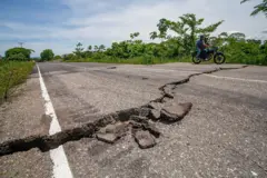 Una grieta se abre en el concreto en una calle del estado de Zulia, tras los terremotos de septiembre de 2025.