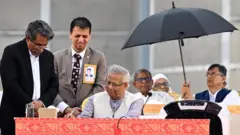 জুলাই জাতীয় সনদে স্বাক্ষর করলেন প্রধান উপদেষ্টাসহ রাজনৈতিক দলগুলো