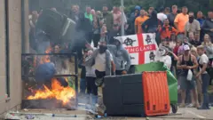 Manifestantes jogam uma latatotal de gols bet365lixo durante um protesto anti-imigração,total de gols bet365Rotherham, Grã-Bretanha