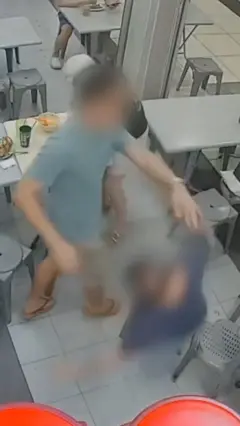 ชายสูงอายุโดนทำร้าย หลังลูบหัวเด็กที่สิงคโปร์