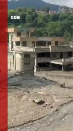 Casas arrastadas no Nepal
