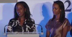 Anaïse Kanimba (i bubamfu) na Carine Kanimba batowe na Rusesabagina abavyeyi babo bamaze kugandagurwa muri jenoside yo mu Rwanda mu 1994 bakaba impfuvyi, arabarera, nabo bamwita “dawe”