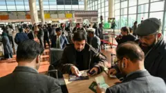 पाकिस्तानियों की एयरपोर्ट पर पासपोर्ट चेक करवाने की सांकेतिक तस्वीर