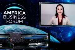 María Corina Machado fala em um evento empresarial em Miami