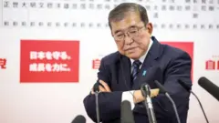 石破茂在日本自民黨總部會見記者時沉思（27/10/2024）