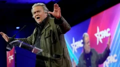 استیو بنن در حال سخنرانی