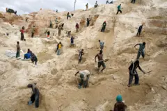 Le 14 décembre 2005, environ 4 000 mineurs artisanaux extraient du cuivre dans la mine de Ruashi à Lubumbashi, en République démocratique du Congo.