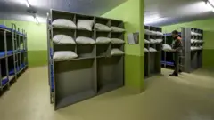 Beliches e prateleiras em bunker