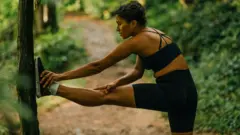 فتاة تمارس الرياضة