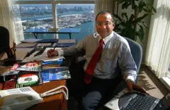 Víctor Manuel Rocha em um escritório em Miami