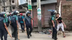 পুলিশ রাস্তা থেকে একজনকে আটক করে নিয়ে যাচ্ছে।