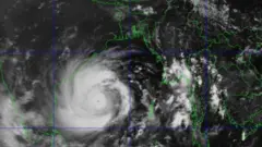 স্যাটেলাইট চিত্রে ঘূর্ণিঝড় আমফানের বর্তমান অবস্থান