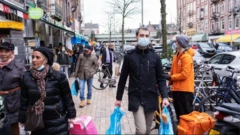 Türk dükkanları da bulunan bir Hollanda sokağı