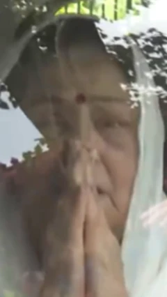 पति को अंतिम विदाई देने पहुंचीं अरुणा ईरानी