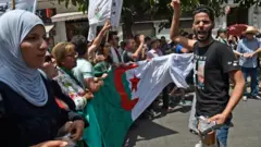 Lakhdar Bouragaâ est emprisonné pour avoir demandé à l'état-major de l'armée de ''se ranger du côté des manifestants'' qui réclament, depuis le 22 février, un changement radical du système politique.