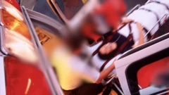 تصویری محو در بردن زنی بر برانکارد داخل آمبولانس