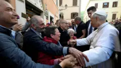 Papa Leão 14 com fiéis em Roma.