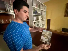チクラヨのカトリックの男性は、近所でミサを祝うロバート・プレビストの写真を示しています。