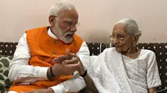 વડા પ્રધાન મોદી માતા હીરાબા