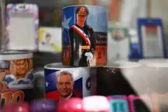 Uma caneca com a imagem de Augusto Pinochet está sobreposta a outra com o rosto de José Antonio Kast em uma loja em Santiago, Chile