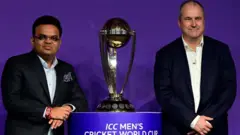  मुंबई में बीते जून में आईसीसी वर्ल्ड कप 2023 टूर्नामेंट की घोषणा के समय बीसीसीआई के सेक्रेटरी जयेश शाह और आईसीसी के सीईओ जियोफ़ एलार्डिस. 