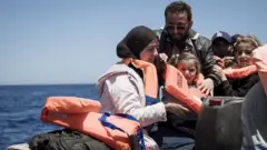 عائلة يرتدي جميع أفرادها سترات النجاة على متن قارب