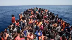 ኣብ ውሽጢ ጀልባ ዝረአዩ ሰባት