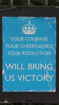 Cartel que dice: "Tu coraje, tu alegría, tu resolución nos traerán la victoria"