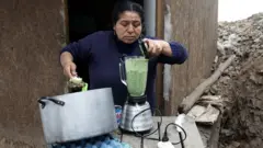 जस्टिना फ़्लोरेस अपने किचन में खाना बनाते हुए