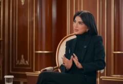 Özbəkistan prezidentinin qızı Səidə Mirziyoyeva qara kostyum geyinib və o, kresloda əyləşib