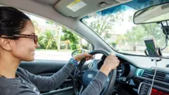 Vozačica za volanom, ima naočale