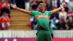 ওয়েস্ট ইন্ডিজের ক্রিস গেইলকে আউট করার পর বাংলাদেশের বোলার সাইফউদ্দিন