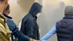 இந்தியர்கள் கைவிலங்கிடப்பட்டு, கொண்டு வரப்பட்டது பற்றி அமெரிக்க ஊடகங்கள் கூறுவது என்ன?