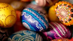 Variedade de ovos decorados em cores vivas