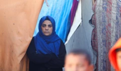 Mavi baş örtülü bir kadın