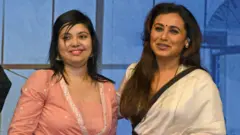 सागरिका चक्रवर्ती (डावीकडे) यांच्यासह राणी मुखर्जी (उजवीकडे)