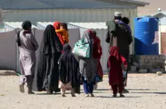 تصویری از خانواده افغان که از پاکستان اخراج شده. زنان و کودکان نیز در این جمع دیده می‌شوند. 