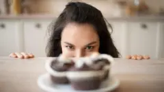 शुगर खाने का आपके शरीर पर क्या असर पड़ेगा, ये इस बात पर निर्भर करता है कि वह शुगर खाने में किस तरह से मौजूद है.