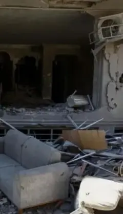 Destroços em uma casa após bombardeio