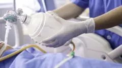 سمح الفهم الأفضل لطبيعة الفيروس للأطباء بتقديم علاج أفضل للمرضى بما في ذلك علاجات مثل ديكساميثازون وطرق أسهل لدعم التنفس.